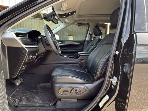 Used 2023 Jeep Grand Cherokee L Limited w/ Black Appearance Package image 10