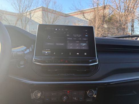 Used 2025 Jeep Compass Trailhawk image 18