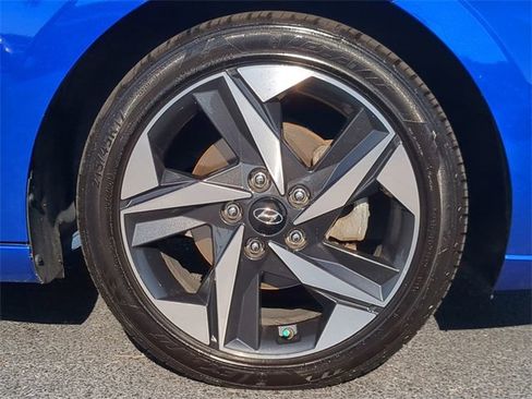 Used 2023 Hyundai Elantra Limited w/ Preferred Accessory Package image 10