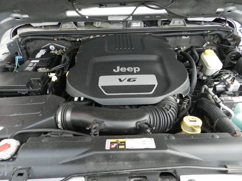 Used 2013 Jeep Wrangler Unlimited Sahara w/ Connectivity Group image 21