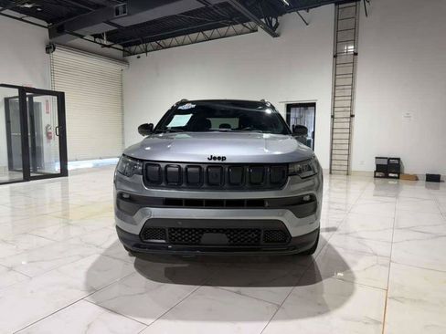 Used 2022 Jeep Compass Latitude w/ Sun and Sound Group FWD image 2