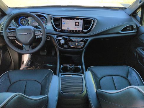 Used 2026 Chrysler Pacifica Limited w/ S Appearance Package FWD image 13