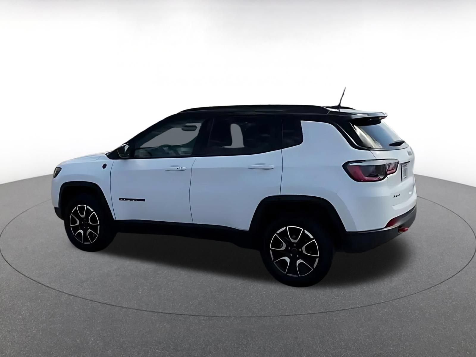 Used 2025 Jeep Compass Trailhawk AWD/4WD image 9