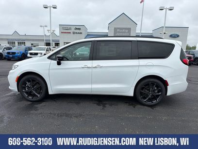 New 2026 Chrysler Pacifica Select w/ S Appearance Package
