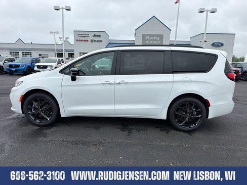 New 2026 Chrysler Pacifica Select w/ S Appearance Package AWD/4WD image 2