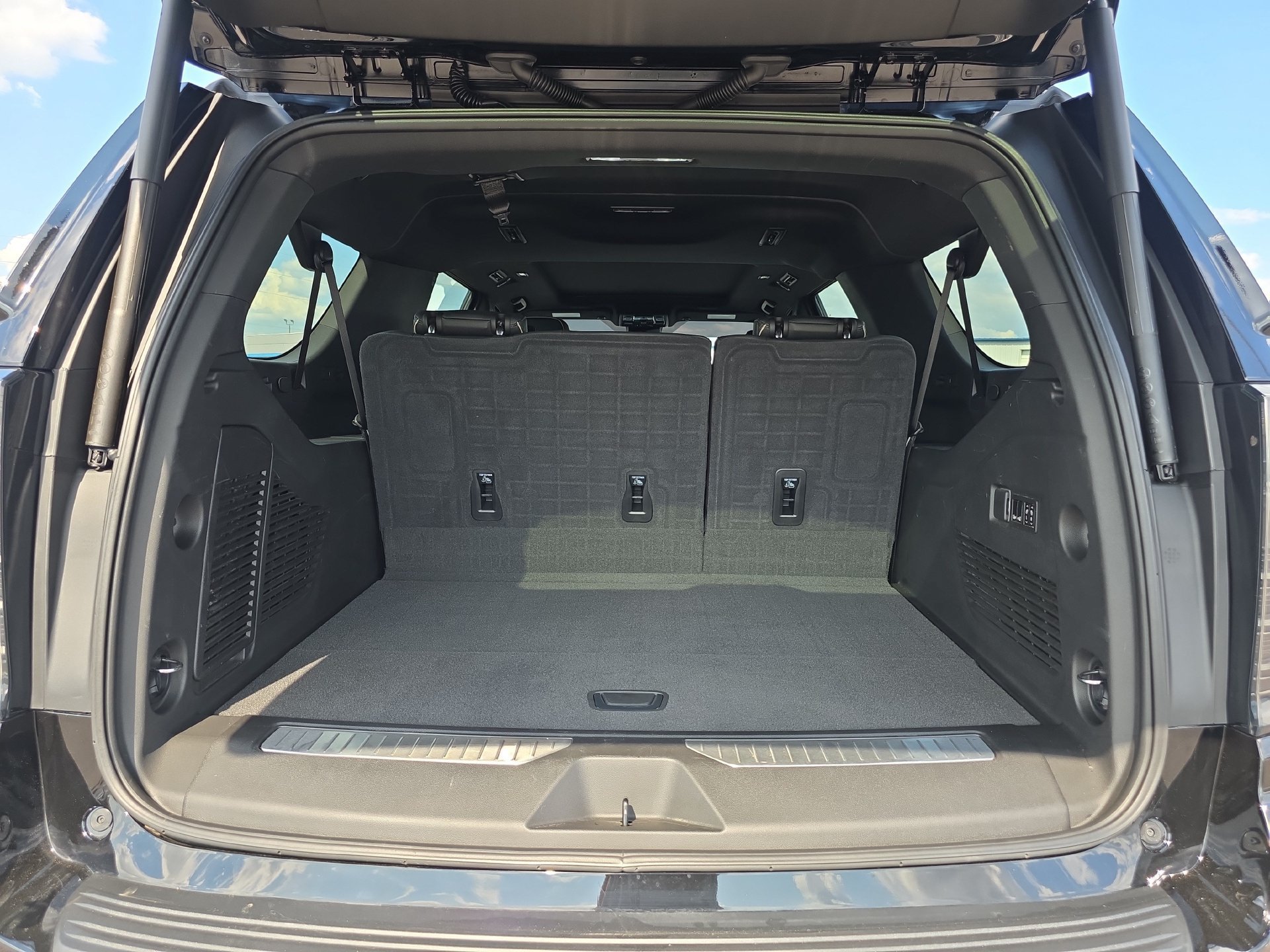 Used 2026 Chevrolet Suburban Premier w/ Sun And Tow Package RWD image 14