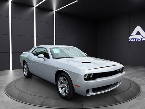 Used 2021 Dodge Challenger SXT RWD image 3