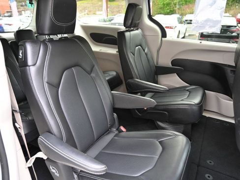 Used 2024 Chrysler Pacifica Touring-L FWD image 20