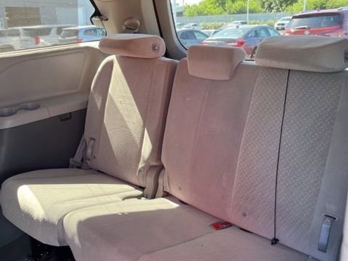 Used 2020 Toyota Sienna LE w/ Carpet Mat Package FWD image 9