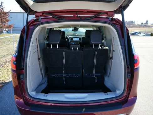 Used 2022 Chrysler Pacifica Touring-L image 12