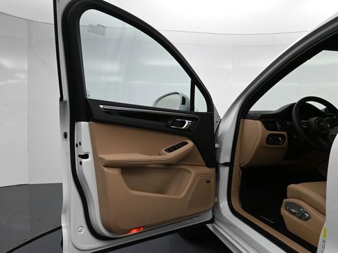 Used 2025 Porsche Macan image 16