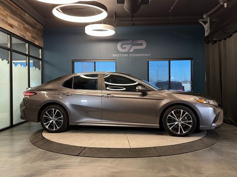 Used 2020 Toyota Camry SE image 2