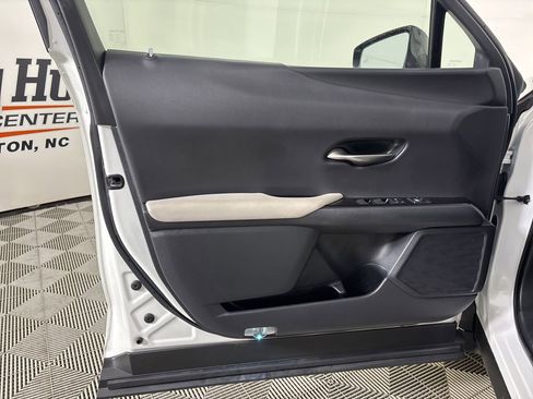 Used 2022 Lexus UX 200 w/ Accessory Package (Z1) FWD image 8