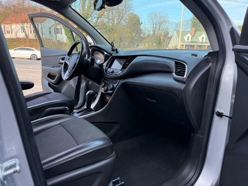 Used 2019 Chevrolet Trax LT w/ LT Convenience Package image 18