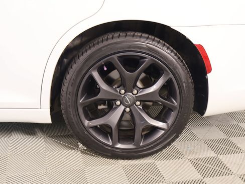Used 2021 Chrysler 300 Touring w/ Sport Appearance Package RWD image 17