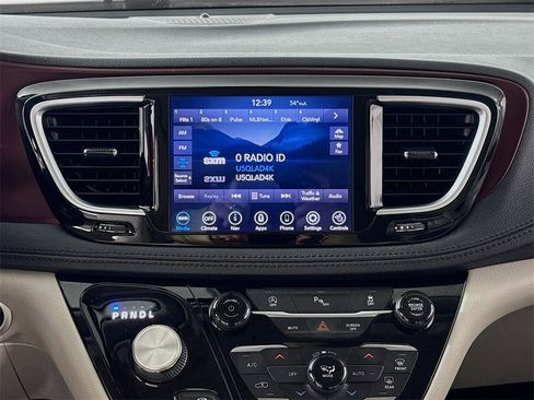 Used 2020 Chrysler Pacifica Limited image 15