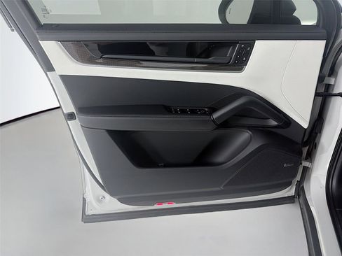 Certified 2025 Porsche Cayenne S image 6