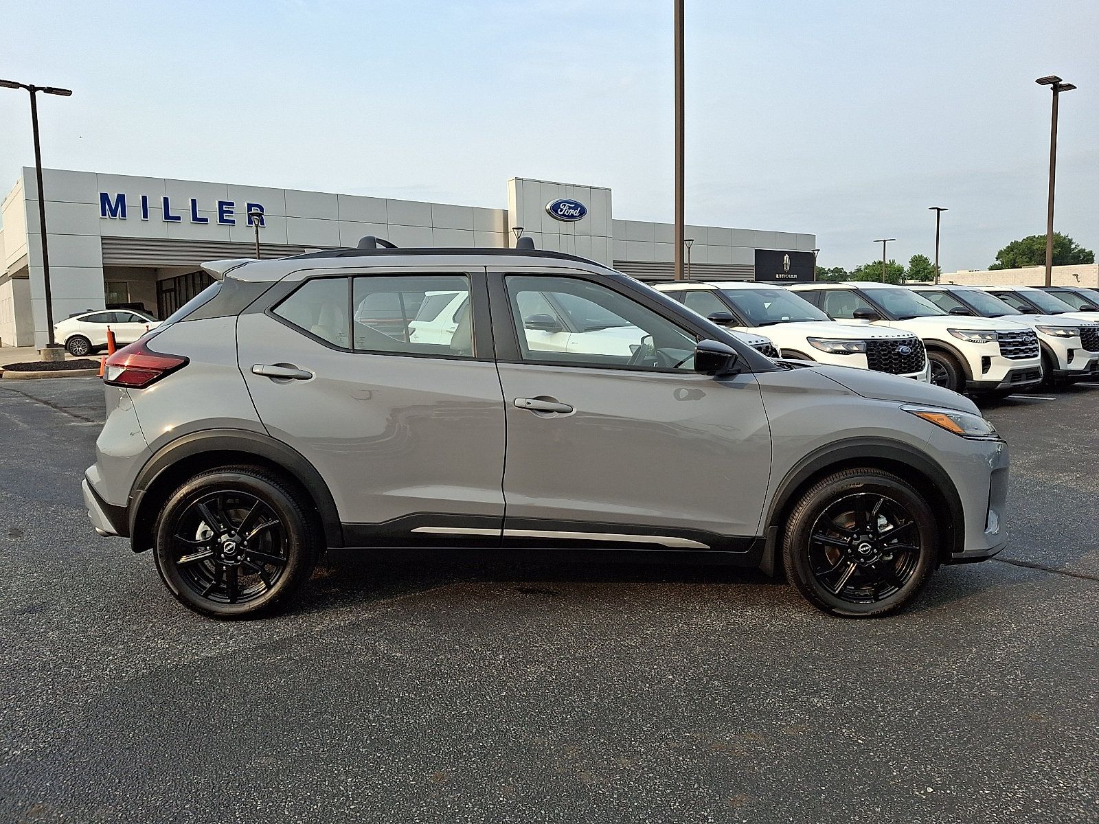 Used 2023 Nissan Kicks SR w/ SR Premium Package FWD image 7
