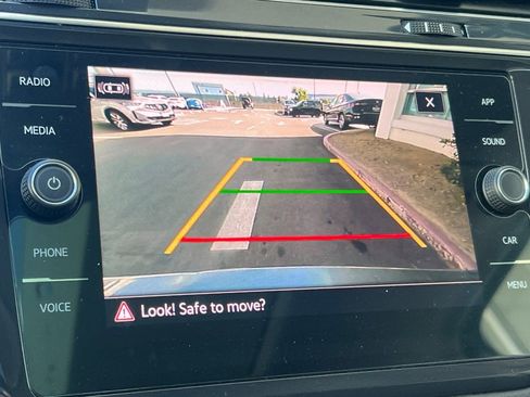 Used 2022 Volkswagen Tiguan SE w/ Panoramic Sunroof Package image 19