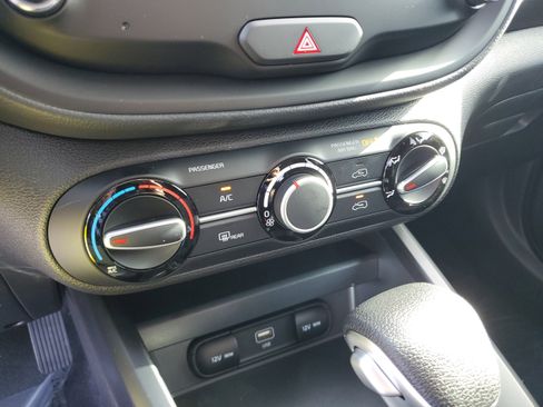 Used 2025 Kia Soul LX w/ LX Technology Package FWD image 17
