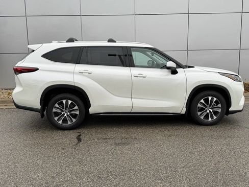 Certified 2020 Toyota Highlander XLE image 42