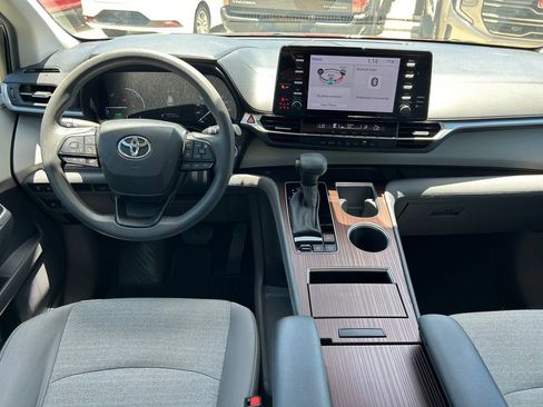 Used 2023 Toyota Sienna LE w/ LE Plus Package FWD image 17