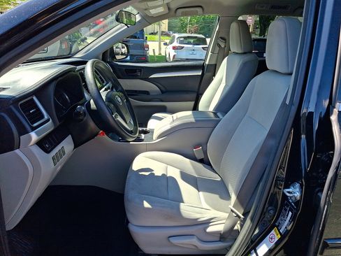 Used 2017 Toyota Highlander LE w/ Protection Package #3 AWD/4WD image 16