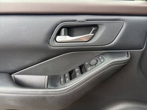 Used 2021 Nissan Rogue SV FWD image 4
