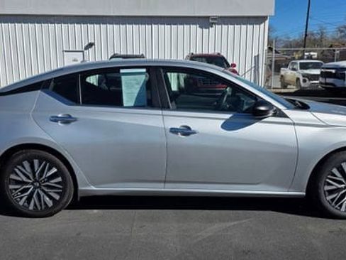 Used 2024 Nissan Altima 2.5 SV FWD image 6