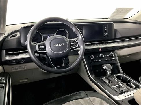 Certified 2024 Kia Carnival LX FWD image 3