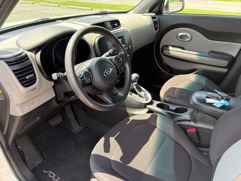 Used 2016 Kia Soul FWD image 2