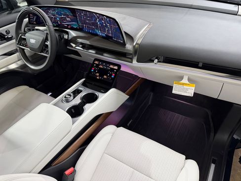 New 2026 Cadillac Vistiq Luxury w/ LPO, Floor Liner Package AWD/4WD image 52