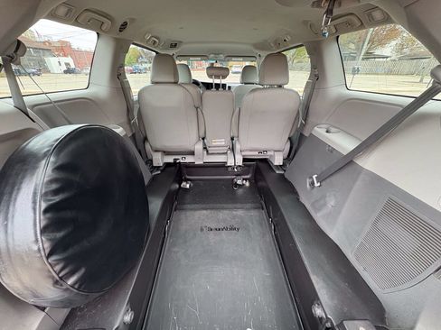 Used 2017 Toyota Sienna L FWD image 38