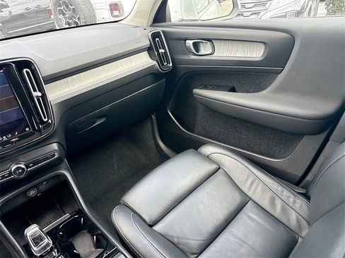 Used 2024 Volvo XC40 B5 Plus image 26
