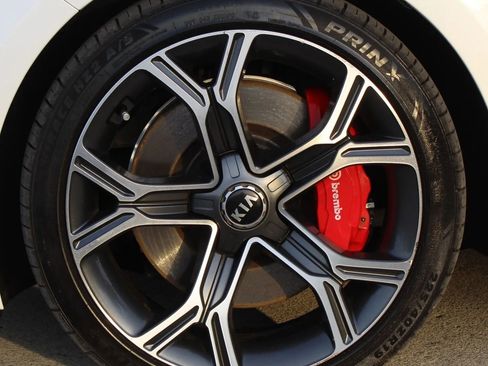 Used 2018 Kia Stinger GT2 image 9