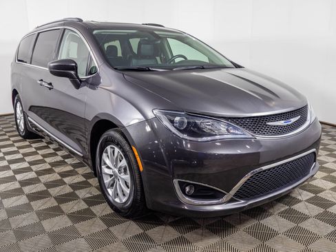 Used 2018 Chrysler Pacifica Touring-L image 13