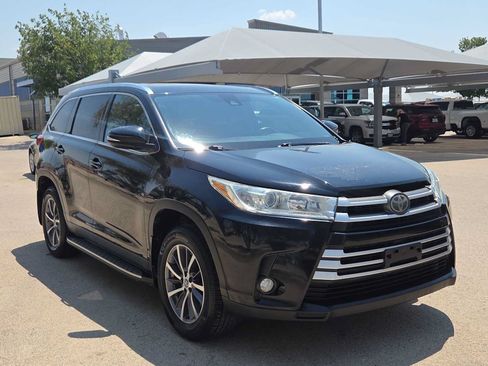 Used 2019 Toyota Highlander XLE FWD image 2