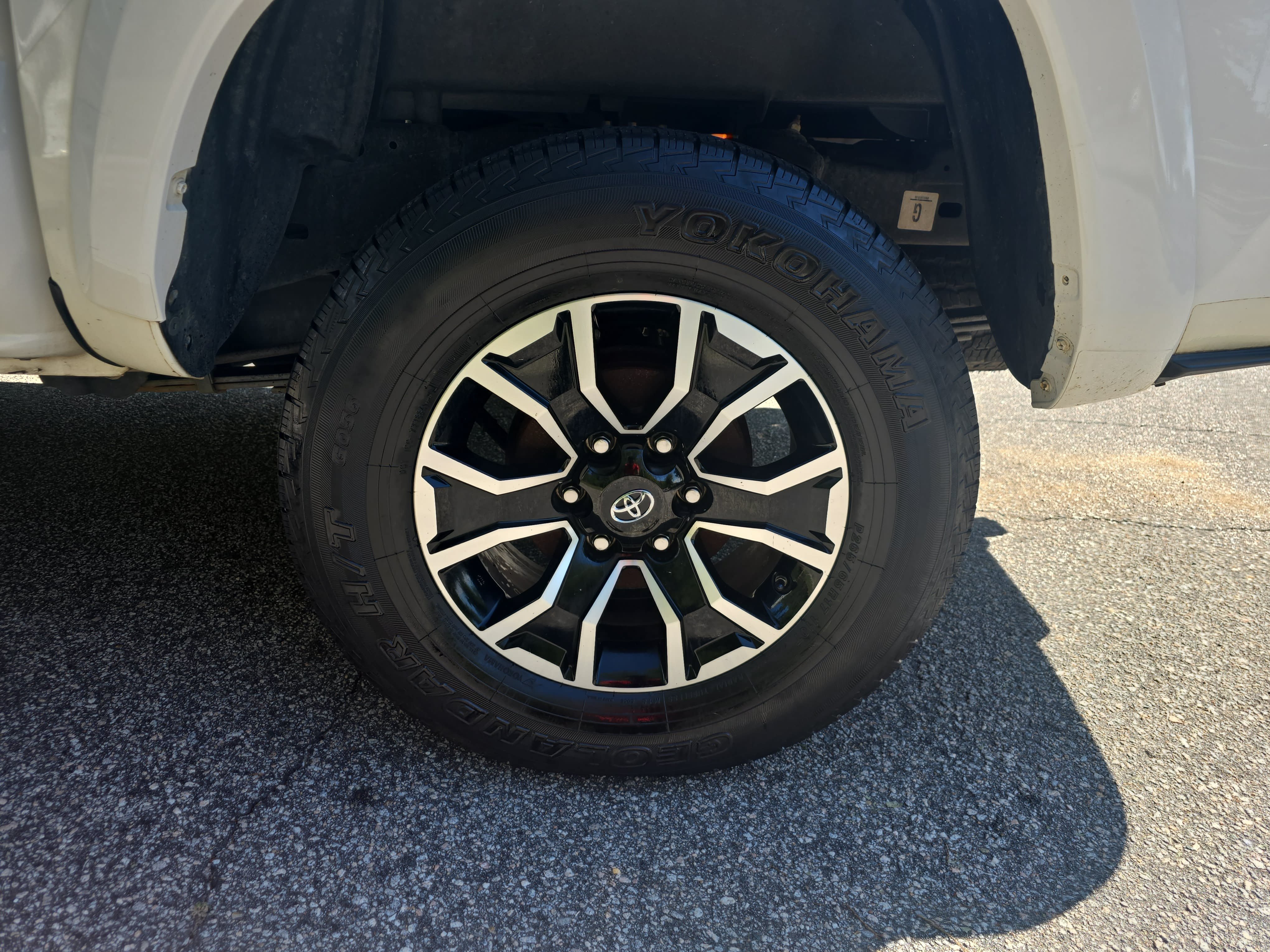 Used 2020 Toyota Tacoma TRD Sport w/ TRD Premium Sport Package AWD/4WD image 32