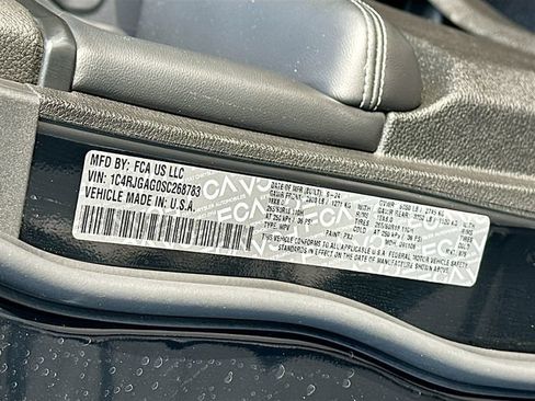 Used 2025 Jeep Grand Cherokee Altitude RWD image 33