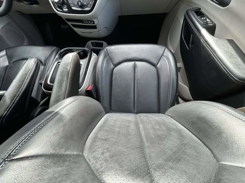 Used 2023 Chrysler Pacifica Touring-L image 16