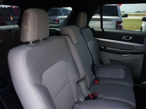 Certified 2018 Ford Explorer FWD image 18