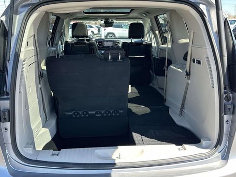 Used 2018 Chrysler Pacifica Limited w/ Tire & Wheel Group image 11