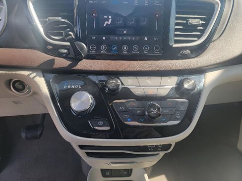 Used 2018 Chrysler Pacifica Touring-L FWD image 21