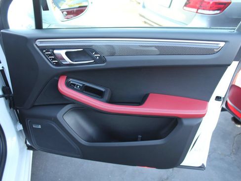Used 2017 Porsche Macan Turbo AWD/4WD image 22
