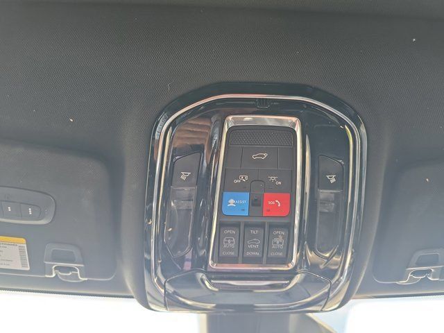 Used 2022 Jeep Grand Cherokee Overland w/ Luxury Tech Group IV AWD/4WD image 49