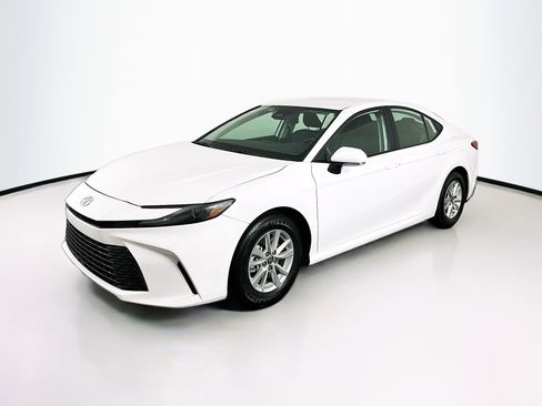 Used 2025 Toyota Camry LE image 3