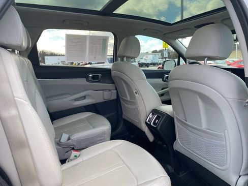 Used 2022 Kia Sorento EX w/ Panoramic Sunroof Package image 13