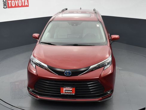 Used 2025 Toyota Sienna XLE FWD image 27