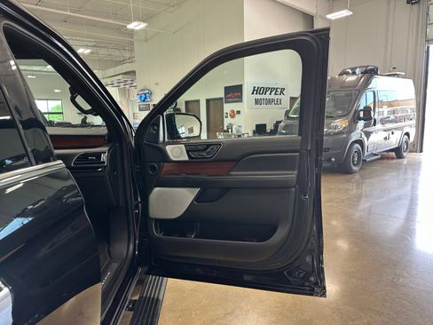 Used 2021 Lincoln Navigator Reserve w/ Luxury Package AWD/4WD image 47