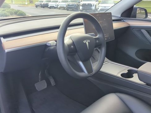 Used 2025 Tesla Model Y Long Range RWD image 10